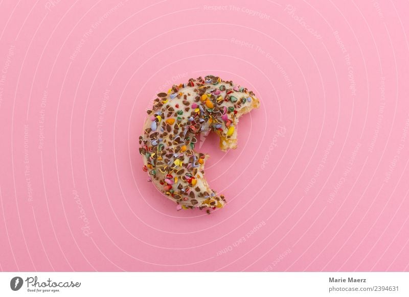 Halber Donut mit bunter Deko Kuchen Süßwaren Ernährung Essen einfach frech lecker saftig mehrfarbig rosa Appetit & Hunger Sehnsucht Völlerei gefräßig genießen