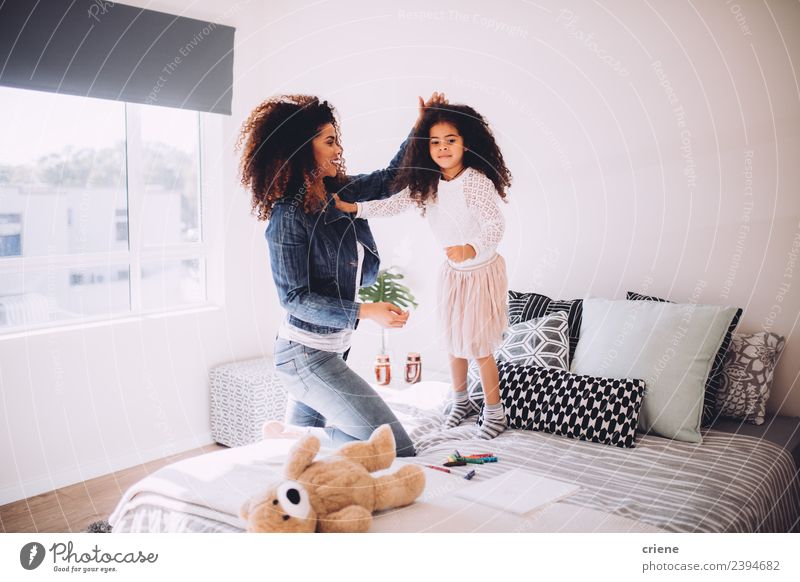 Mutter und Tochter haben Spaß beim Springen auf dem Bett. Lifestyle Freude Glück schön Schlafzimmer Kind Frau Erwachsene Familie & Verwandtschaft Kindheit