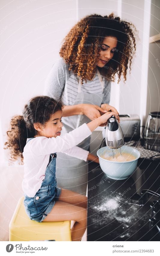 Mutter und Tochter backen gemeinsam Kuchen in der Küche. Dessert Schalen & Schüsseln Lifestyle Freude Glück Kind Schule Frau Erwachsene Familie & Verwandtschaft