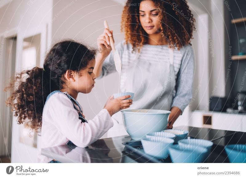 Mutter und Tochter backen gemeinsam Muffins in der Küche. Dessert Schalen & Schüsseln Lifestyle Glück Kind Schule Frau Erwachsene Familie & Verwandtschaft