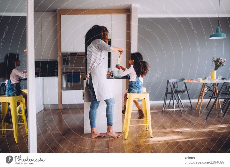 Mutter und Tochter backen gemeinsam Muffins in der Küche. Lifestyle Freude Glück Leben Kind Frau Erwachsene Eltern Familie & Verwandtschaft Kindheit machen