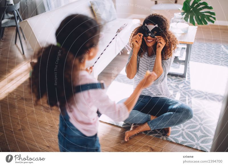 Mutter und Tochter beim Spaß mit Katzenkostüm im Wohnzimmer Freude Glück Spielen Kind Eltern Erwachsene Familie & Verwandtschaft Kindheit lachen Fröhlichkeit