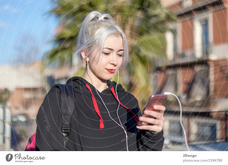 Frau in schwarzem Jersey texten auf dem Smartphone Lifestyle Glück schön Spielen lesen Dekoration & Verzierung Bildung Schulhof Schüler sprechen Telefon Handy