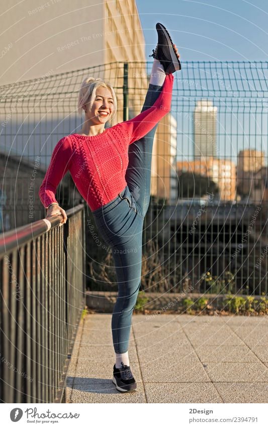 schönes Mädchen in einer Jeans im Stil des Balletts macht die Spagat Lifestyle Leben Musik Tanzen Sport Mensch feminin Junge Frau Jugendliche Erwachsene 1