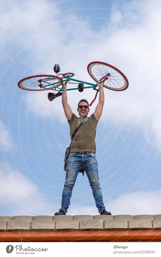 Ein Stadtmensch hält sein Fahrrad mit einer Sonnenbrille. Lifestyle Stil Glück Freizeit & Hobby Mensch maskulin Junger Mann Jugendliche Erwachsene Freundschaft