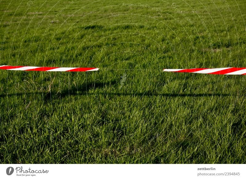 Absperrband Wiese Rasen Sportrasen Gras Barriere flattern Durchgang Durchfahrtsverbot Verbote Tatort Grenze Warnhinweis Warnung Lücke Perforierung Loch