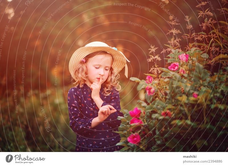 verträumtes Kind auf Sommerspaziergang Lifestyle Gesicht Erholung Ferien & Urlaub & Reisen Sonne Garten Frau Erwachsene Kindheit Natur Wärme Blume Blatt Wald