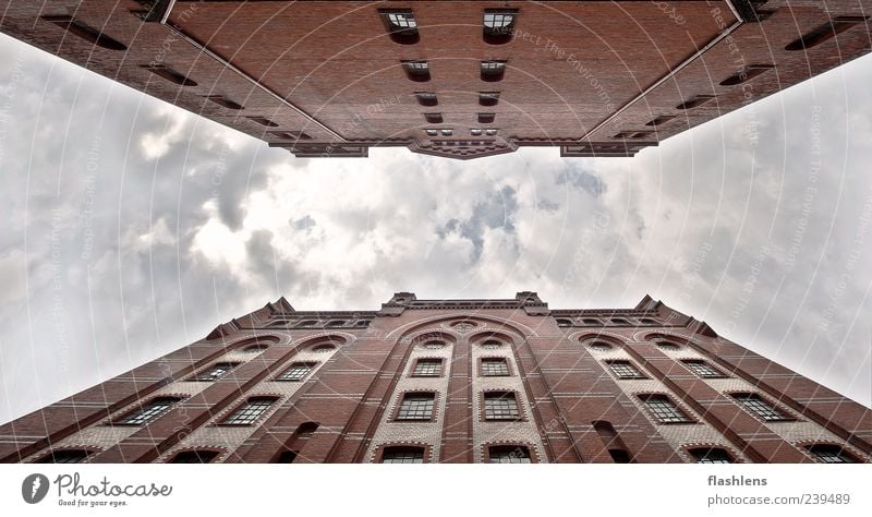 Von Angesicht zu Angesicht Haus Fabrik Gebäude Architektur Fassade Farbfoto Außenaufnahme Tag Froschperspektive himmelwärts rot Menschenleer Himmel Wolken