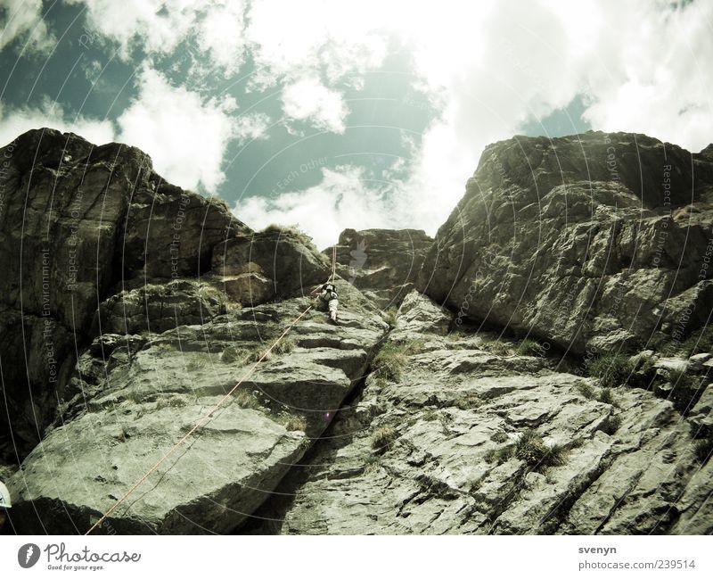 allez zum zweiten! Freizeit & Hobby Sport Klettern Bergsteigen 1 Mensch Felsen Alpen Berge u. Gebirge Farbfoto Außenaufnahme Tag Sonnenlicht Froschperspektive