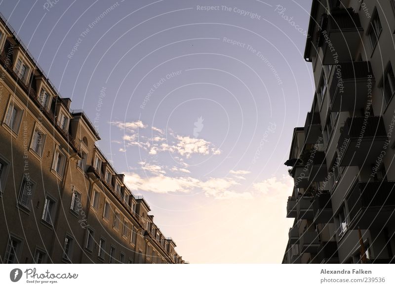 Schwabing. München Bayern Stadt Haus Fassade Balkon Häuserzeile Wolken Himmel Fenster Farbfoto Außenaufnahme Menschenleer Textfreiraum oben Tag