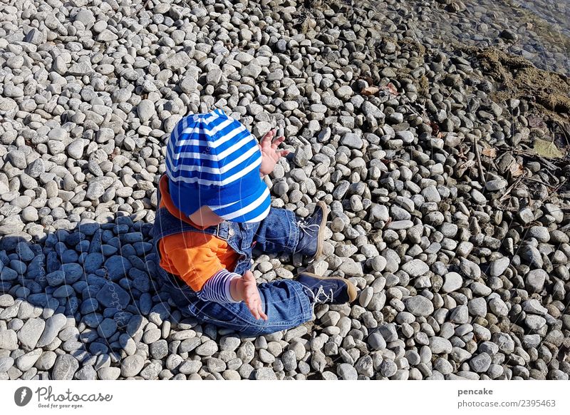 gut behütet | sonnenanbeter Mensch Kind Kleinkind 1 1-3 Jahre Natur Landschaft Urelemente Erde Seeufer Glück Lebensfreude Schutz Sonnenhut Hut Mütze Kindheit