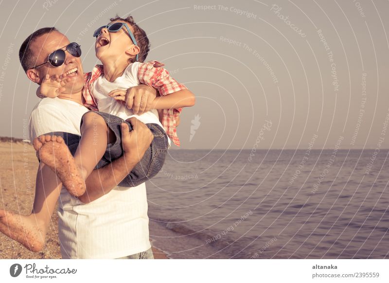 Vater und Sohn spielen am Strand am Tag. Lifestyle Freude Glück Leben Erholung Freizeit & Hobby Spielen Ferien & Urlaub & Reisen Ausflug Abenteuer Freiheit