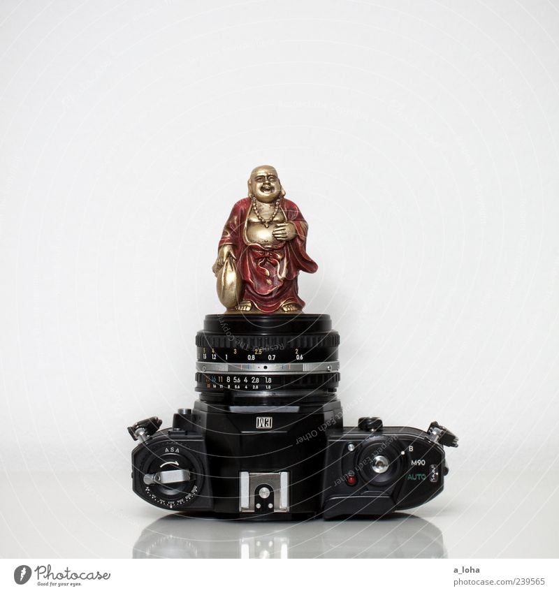 photography is my religon Kitsch Krimskrams gold rot schwarz Religion & Glaube Buddhismus Buddha Fotokamera Reflexion & Spiegelung Souvenir alt Objektiv