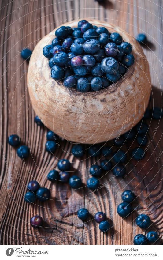 Frisch geerntete Heidelbeeren in eine alte Keramikschale geben. Lebensmittel Frucht Ernährung Bioprodukte Vegetarische Ernährung Diät Schalen & Schüsseln Sommer