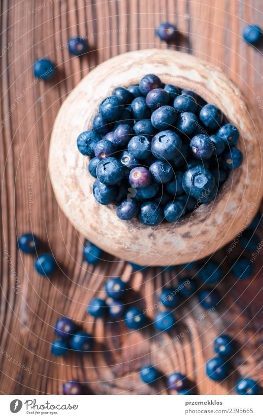 Frisch geerntete Heidelbeeren in eine alte Keramikschale geben. Frucht Ernährung Bioprodukte Vegetarische Ernährung Diät Schalen & Schüsseln Sommer Tisch Natur