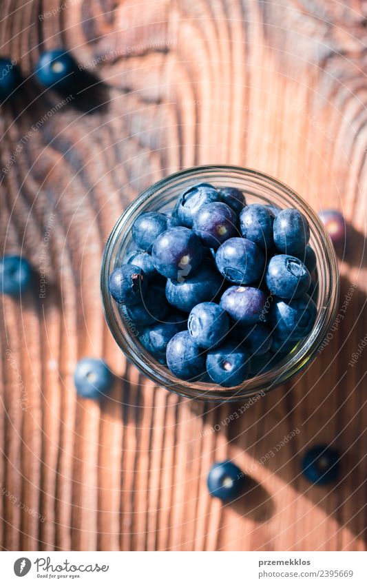 Frisch geerntete Heidelbeeren in ein Glas geben Lebensmittel Frucht Ernährung Bioprodukte Vegetarische Ernährung Diät Schalen & Schüsseln Sommer Tisch Natur