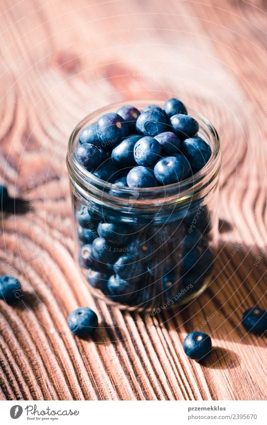 Frisch geerntete Heidelbeeren in ein Glas geben Frucht Ernährung Vegetarische Ernährung Schalen & Schüsseln Sommer Tisch Natur Holz frisch lecker natürlich