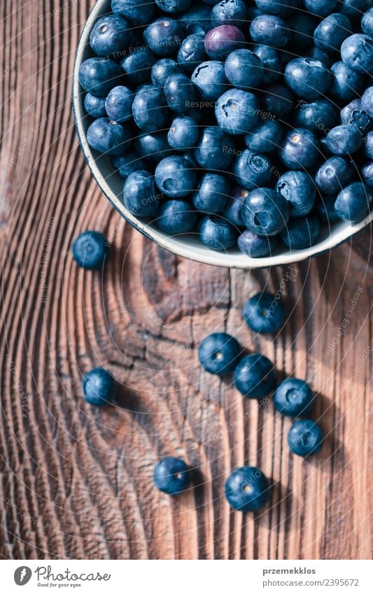 Frisch geerntete Heidelbeeren in eine Keramikschale geben. Lebensmittel Frucht Ernährung Bioprodukte Vegetarische Ernährung Diät Schalen & Schüsseln Sommer