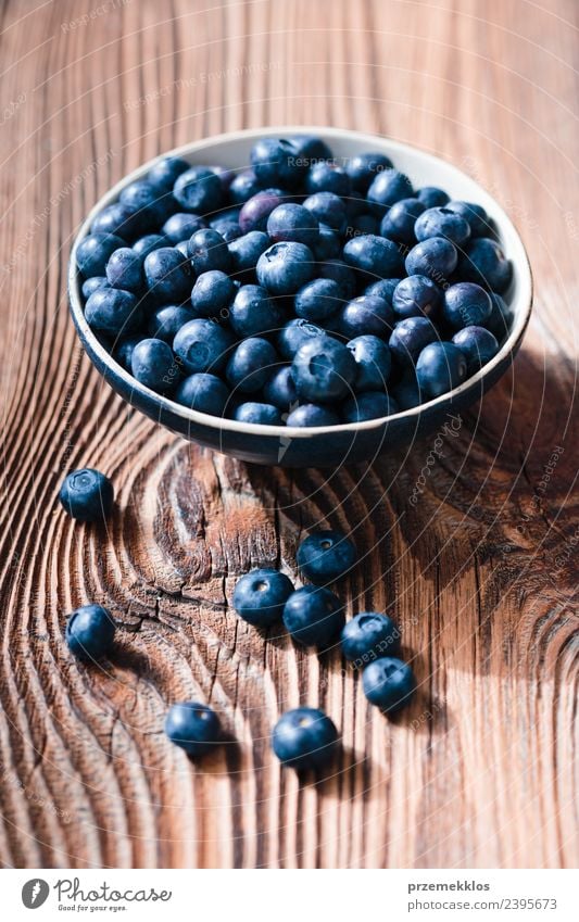 Frisch geerntete Heidelbeeren in eine Keramikschale geben. Lebensmittel Frucht Ernährung Bioprodukte Vegetarische Ernährung Diät Schalen & Schüsseln Sommer