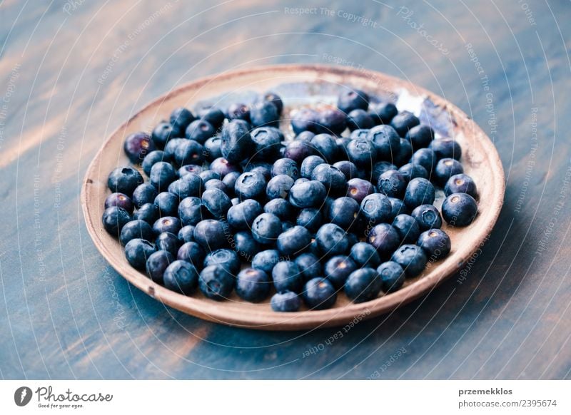 Frisch geerntete Heidelbeeren auf einer alten Keramikplatte Frucht Ernährung Bioprodukte Vegetarische Ernährung Schalen & Schüsseln Sommer Tisch Natur Holz