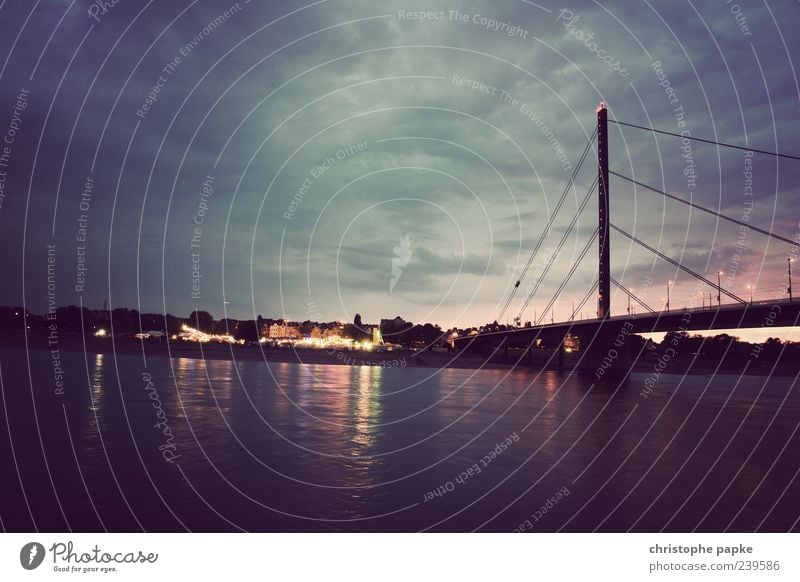 vom anderen Ufer... Ausflug Städtereise Wolken Küste Flussufer Düsseldorf Stadt Stadtzentrum Altstadt schön Brücke Rhein Farbfoto Gedeckte Farben Außenaufnahme