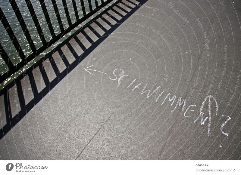 Kommt jemand mit? [Köln] Schwimmen & Baden Sonnenlicht Brücke Brückengeländer Wege & Pfade Beton Einsamkeit Kreide Typographie Straßenkunst Fragezeichen Fragen