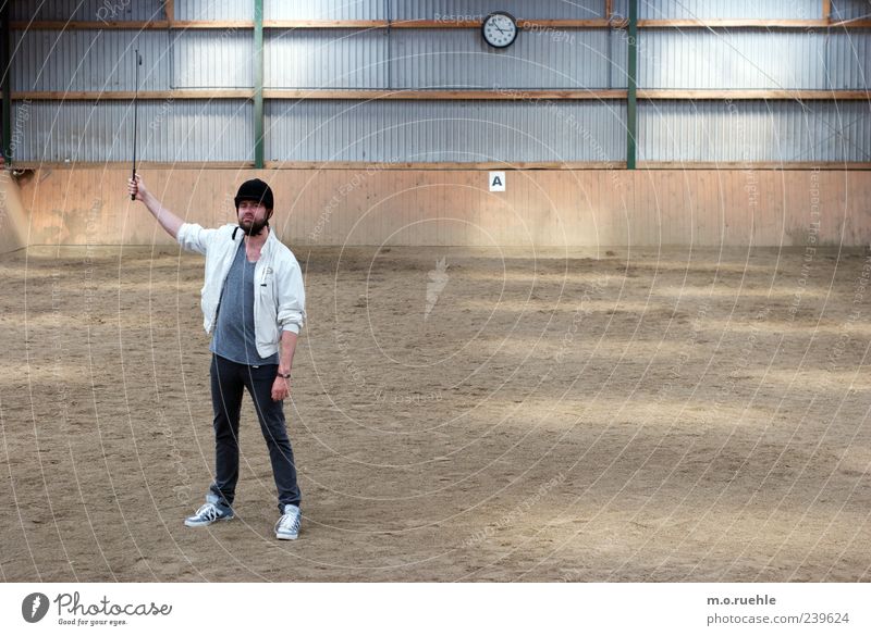 Zeit zur Zäsur Reitsport Mensch maskulin 1 T-Shirt Jacke Hut Bewegung bedrohlich standhaft Stolz dressieren Reiterhof Reithalle Farbfoto Innenaufnahme