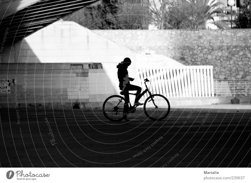 a moment in the shade Fahrrad Fahrradfahren Mensch 1 Valencia Park Brücke Mauer Wand Stein Beton Denken sitzen warten authentisch Ferne schwarz weiß Einsamkeit