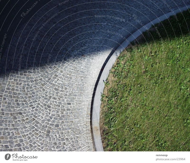 Gegensätze Licht Wiese Gras Bordsteinkante Ecke Muster Mosaik Klee Halm dunkel Nacht Gegenteil Vogelperspektive Erkenntnis Fototechnik Schatten Straße