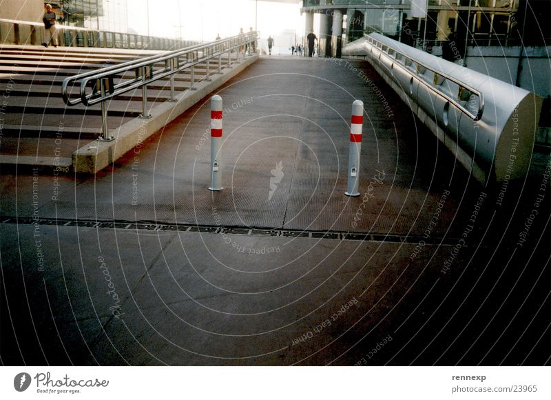 /  TwinS  \ Zwilling Rampe flach Fußgänger Fahrradweg Asphalt steil Regenrinne Gully Stadt Momentaufnahme Architektur Brücke Verkehrswege rot-weis-rot Leiter