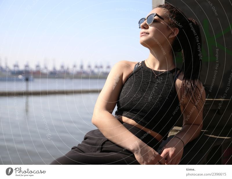 Nikolija feminin Frau Erwachsene 1 Mensch Hamburg Skyline Hafen T-Shirt Hose Sonnenbrille brünett langhaarig Zopf Erholung genießen Lächeln sitzen