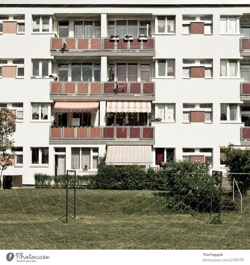 Balkonien Haus trist Balkontür Balkondekoration Wohnung Fassade Garten Markise Fenster Mehrfamilienhaus Häusliches Leben Plattenbau Häuserzeile Nachbar