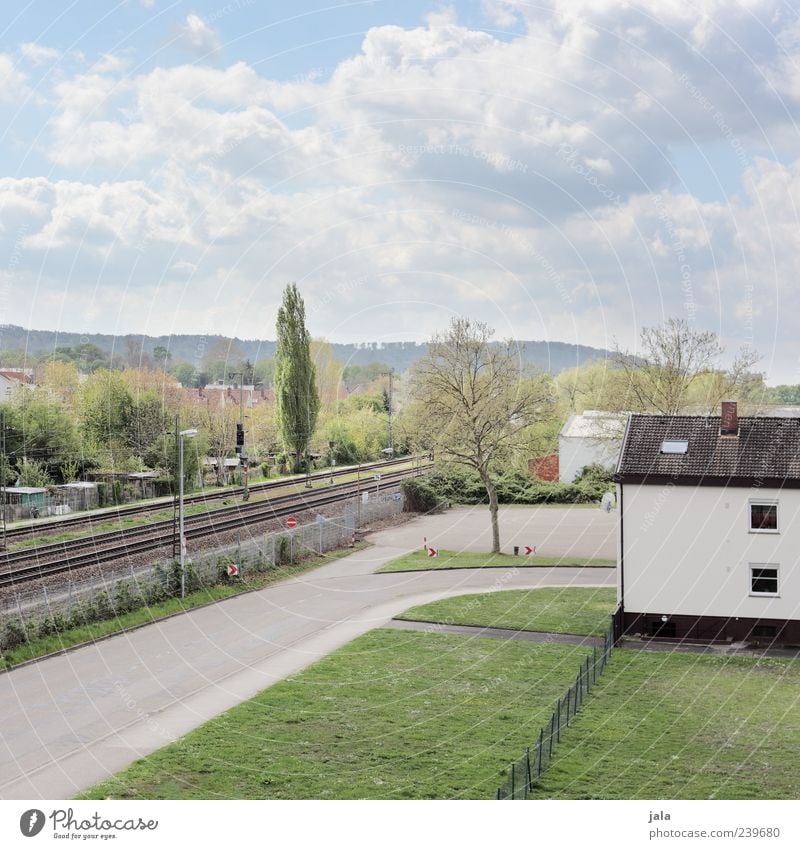 stadtteil Himmel Wolken Pflanze Baum Gras Sträucher Wiese Haus Bauwerk Gebäude Architektur Straße Schienenverkehr Gleise Farbfoto Außenaufnahme Menschenleer Tag