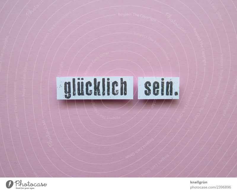 glücklich sein. Schriftzeichen Schilder & Markierungen Kommunizieren Glück rosa schwarz weiß Gefühle Stimmung Zufriedenheit Lebensfreude Freude Farbfoto