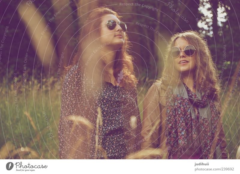 Call us Hippie Lifestyle Stil Mensch feminin Junge Frau Jugendliche Erwachsene 2 18-30 Jahre Kultur Jugendkultur Natur Gras Farn Wiese Wald Bekleidung Jacke