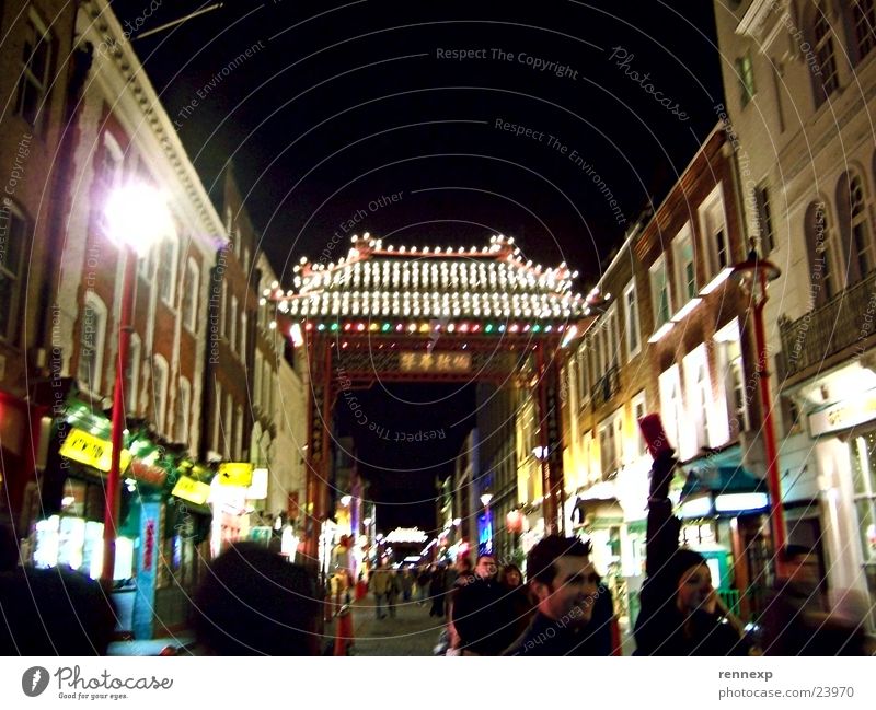 Chinatown London Tourismus Ladengeschäft Restaurant Hauptstraße Fußgängerzone Torbogen Durchgang Vordach Dach Chinesisch ausgehen Lampe Glühbirne Großbritannien