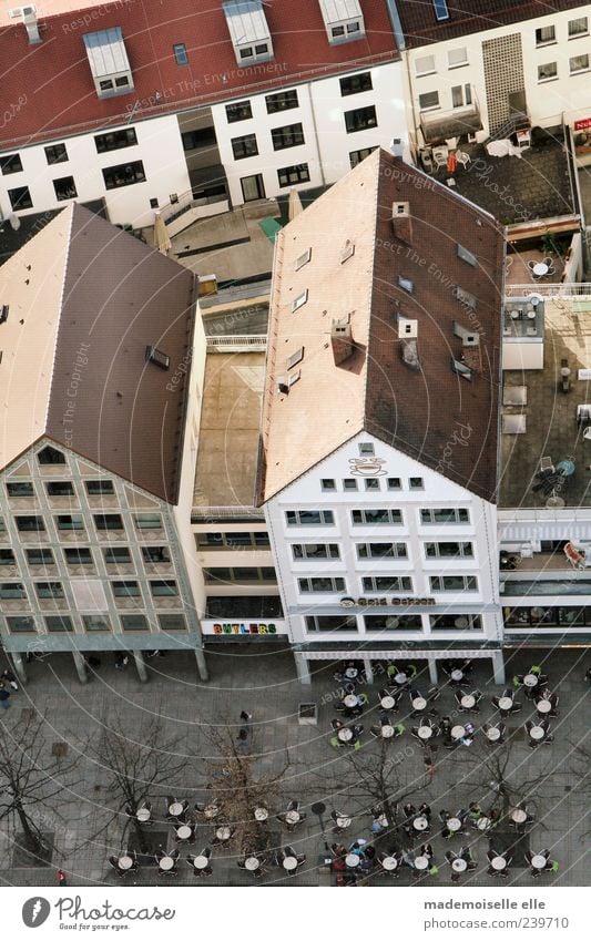 Café Tourismus Ausflug Städtereise Sommer Haus Restaurant Stadt Stadtzentrum Fußgängerzone Platz Bauwerk Gebäude Architektur Mauer Wand Fenster Tür Dach