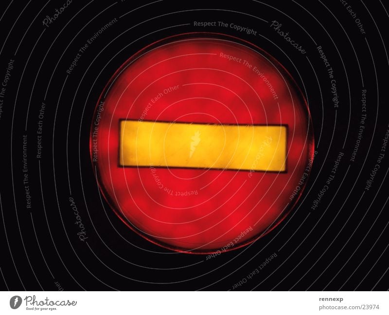 !!! Stop !!! Linie Licht Lampe Rolltreppe Piktogramm stoppen Halt beenden Ende Verbote Aufenthalt Einbahnstraße Hinweisschild Makroaufnahme Nahaufnahme Zeichen