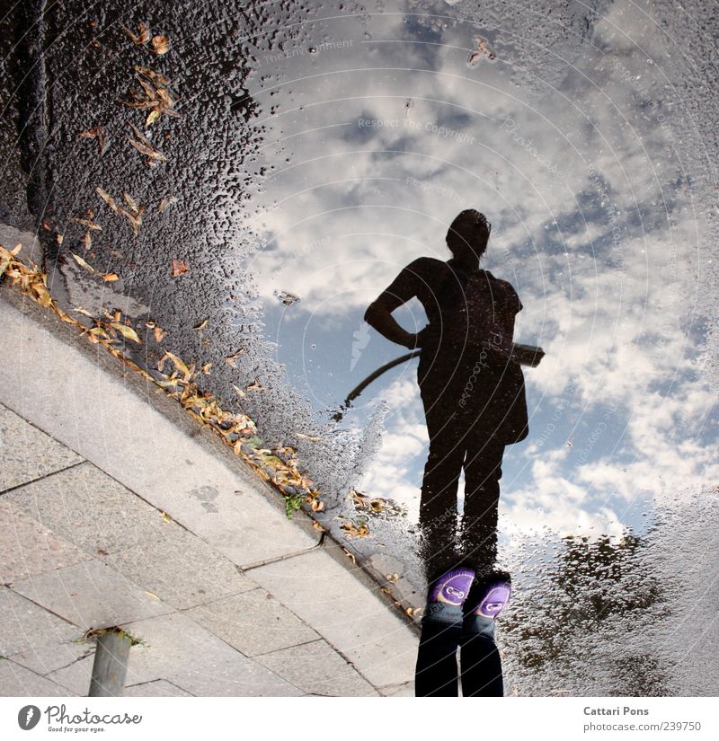 stay Junge Frau Jugendliche Erwachsene Wasser Himmel Wolken beobachten genießen stehen rebellisch dünn einzigartig entdecken Entschlossenheit Straße Pfütze