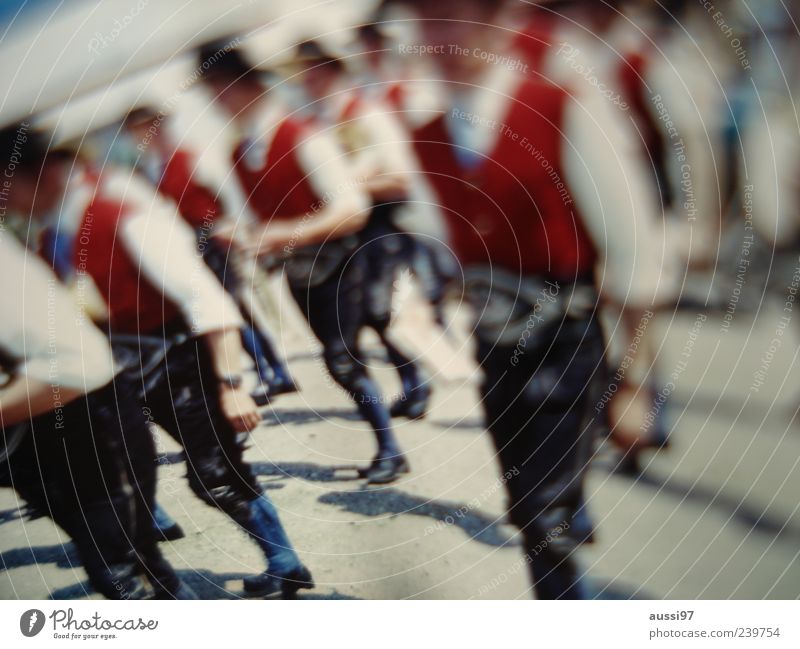 Bavarian Funk Bayern Jahrmarkt Krachlederne Lederhose Tracht Unschärfe positive liquid Mann Parade Tradition viele Weste rot gehen