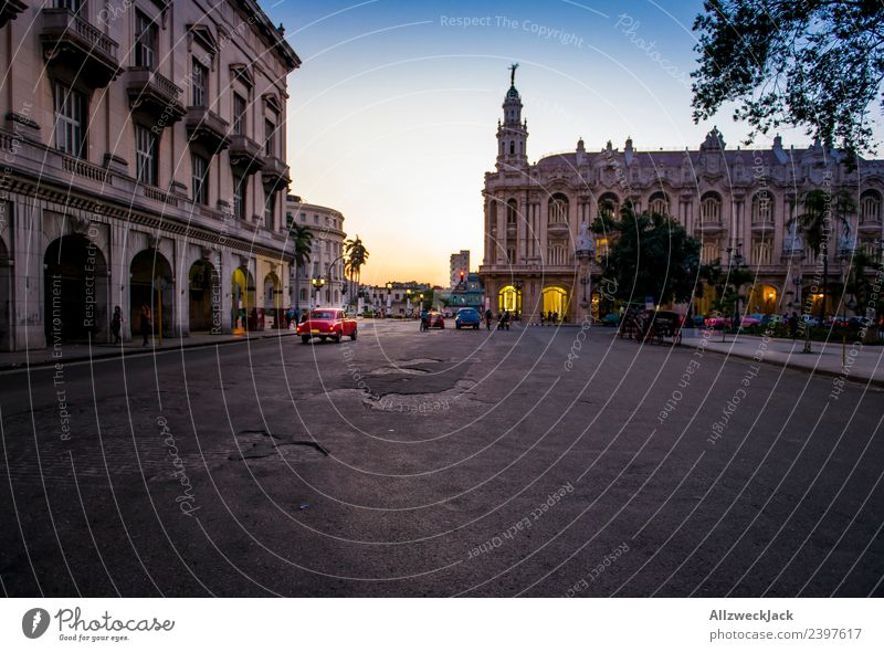 Oldtimer mit Sonnenuntergang in Havanna Kuba Nacht Beleuchtung Nachtaufnahme Park Platz Langzeitbelichtung Haus Abenddämmerung Romantik Wolkenloser Himmel