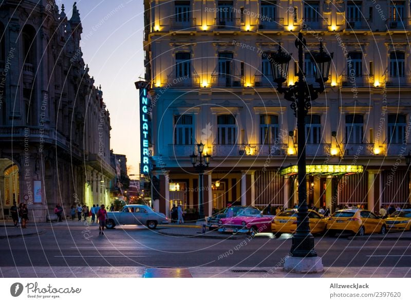 Abends zum Sonnenuntergang in Havanna Kuba Nacht Beleuchtung Nachtaufnahme Oldtimer Park Platz Langzeitbelichtung Haus Taxi Abenddämmerung Romantik