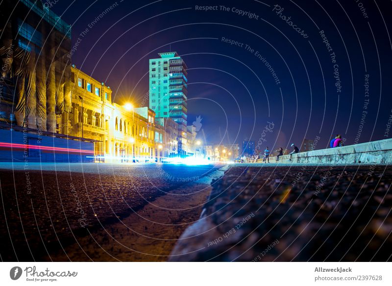 Malekon in Havanna bei Nacht Insel Kuba El Malecón Küste Promenade Skyline Straße Nachtaufnahme Beleuchtung erleuchten Illumination Blauer Himmel