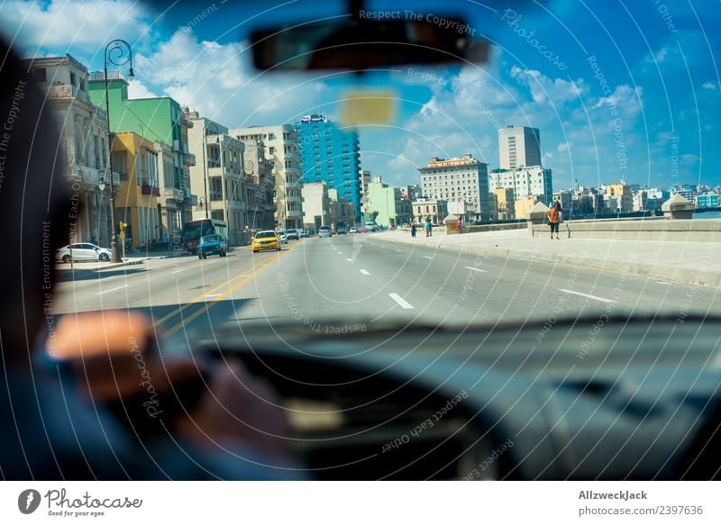 Im Auto auf dem Malecón in Havanna Kuba Insel Sozialismus Ferien & Urlaub & Reisen Reisefotografie Ausflug PKW fahren Straße El Malecón Fahrer Skyline Stadt