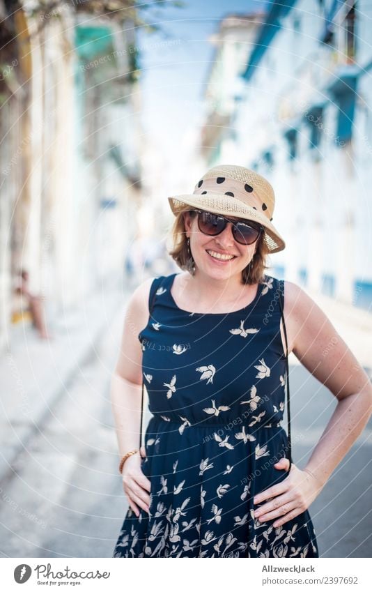 Portrait von Frau mit blauem Kleid, Sonnenbrille und Hut Kuba Havanna Insel Ferien & Urlaub & Reisen Reisefotografie Ausflug Sightseeing Gasse Straße Stadt