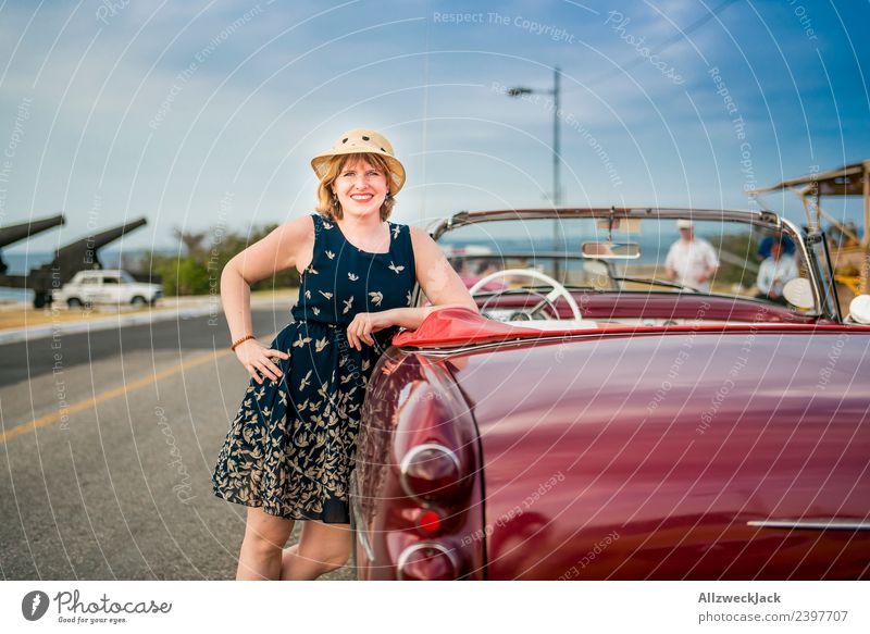 Portrait von Frau mit blauem Kleid und Hut am Oldtimer Kuba Havanna Insel Ferien & Urlaub & Reisen Reisefotografie Ausflug Sightseeing Porträt Körperhaltung