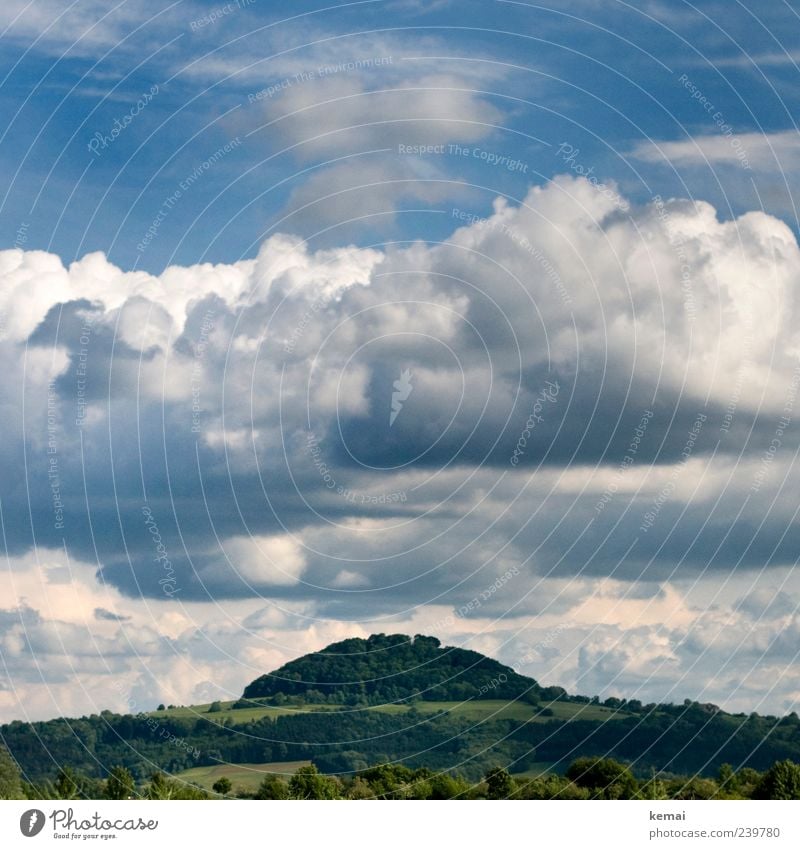 Hausberg Umwelt Natur Landschaft Pflanze Himmel Wolken Sonnenlicht Frühling Schönes Wetter Baum Sträucher Wald Hügel Berge u. Gebirge außergewöhnlich schön blau