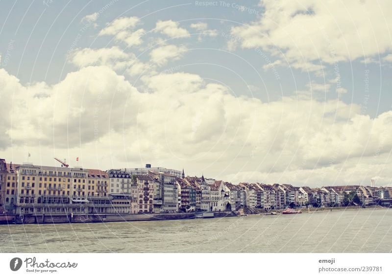 Basel Himmel Wolken Flussufer Stadt Hauptstadt Stadtrand Haus alt hell Rhein Grenze Begrenzung Farbfoto Außenaufnahme Menschenleer Textfreiraum oben