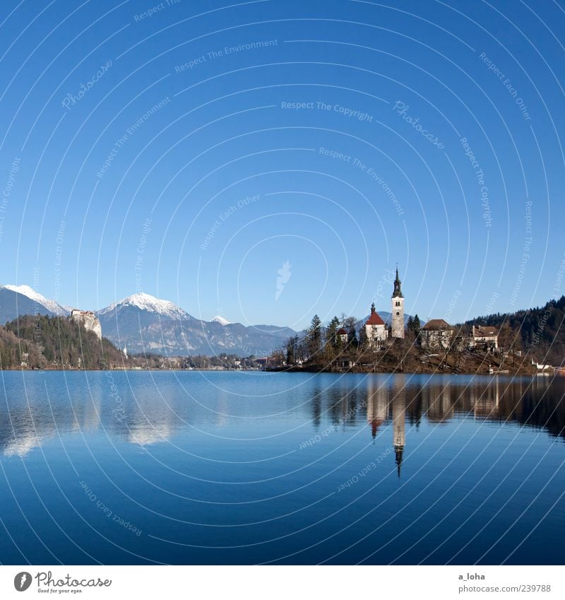 183 Natur Landschaft Wasser Wolkenloser Himmel Frühling Klima Schönes Wetter Alpen Berge u. Gebirge Schneebedeckte Gipfel Seeufer Insel Kleinstadt Altstadt