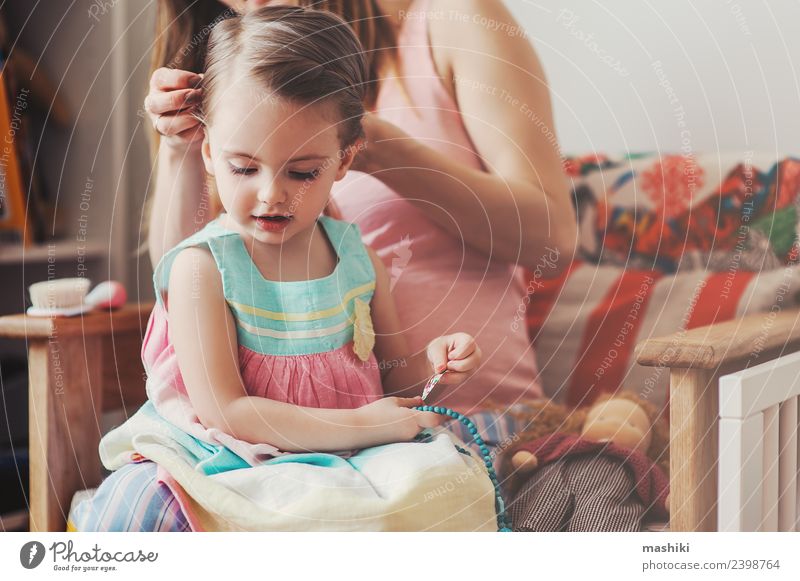 Mutter bürstet Töchter Haare zu Hause Lifestyle Glück schön Spielen Baby Kleinkind Frau Erwachsene Eltern Familie & Verwandtschaft Blume Haarbürste Liebe sitzen